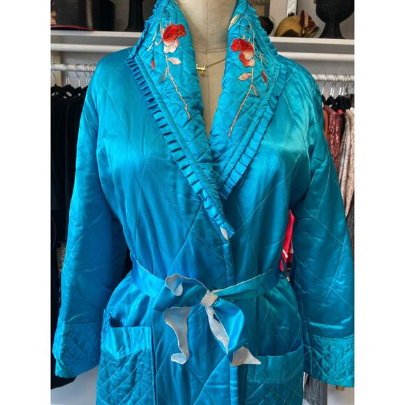 Vintage 1940s quilted Japanese robe, turquoise embroidered satin, 40s loungewear - Picture 4 of 10